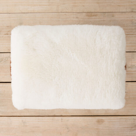 21278 Danish solid teak stool in white short sheepskin-9 Duński stołek z litego drewna tekowego w kolorze białym, pokryty krótką owczą skórą