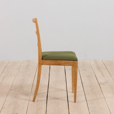 21279 Set of 6 Fritz Hansen Danish mid century dining chairs in sanded oak with new green wool upholstery, Denmark, 1960s-10 Zestaw duńskich krzeseł do jadalni Fritz Hansen z połowy wieku, wykonanych z szlifowanego dębu, z nową zieloną tapicerką wełnianą. Dania, skala