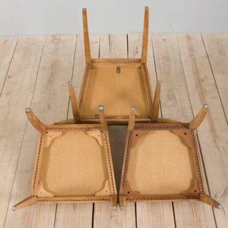 21279 Set of 6 Fritz Hansen Danish mid century dining chairs in sanded oak with new green wool upholstery, Denmark, 1960s-17 Zestaw duńskich krzeseł do jadalni Fritz Hansen z połowy wieku, wykonanych z szlifowanego dębu, z nową zieloną tapicerką wełnianą. Dania, skala