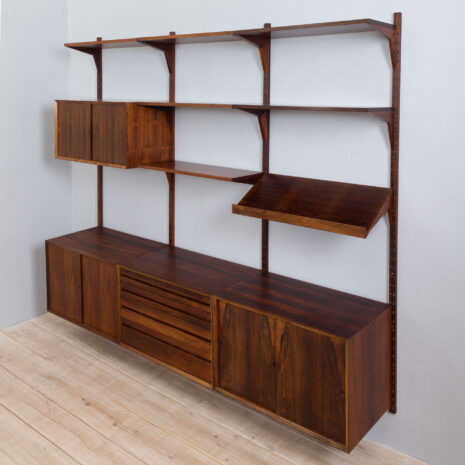 21285 Three bay Cadovius modular Danish wall unit in rosewood with 4 cabinets, exposition shelf and 6 shelves, 60s-10 Three bay Cadovius modular Danish wall unit in rosewood with cabinets exposition shelf and shelves s scaled
