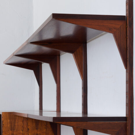 21285 Three bay Cadovius modular Danish wall unit in rosewood with 4 cabinets, exposition shelf and 6 shelves, 60s-13 Three bay Cadovius modular Danish wall unit in rosewood with cabinets exposition shelf and shelves s scaled