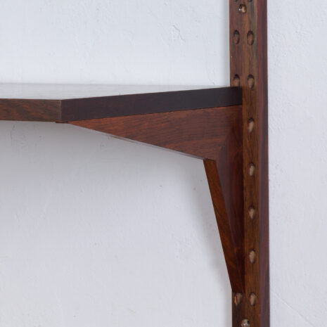 21285 Three bay Cadovius modular Danish wall unit in rosewood with 4 cabinets, exposition shelf and 6 shelves, 60s-16 Three bay Cadovius modular Danish wall unit in rosewood with cabinets exposition shelf and shelves s scaled