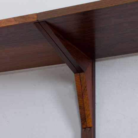 21285 Three bay Cadovius modular Danish wall unit in rosewood with 4 cabinets, exposition shelf and 6 shelves, 60s-17 Three bay Cadovius modular Danish wall unit in rosewood with cabinets exposition shelf and shelves s scaled