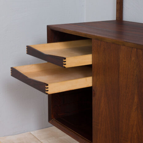 21285 Three bay Cadovius modular Danish wall unit in rosewood with 4 cabinets, exposition shelf and 6 shelves, 60s-18 Three bay Cadovius modular Danish wall unit in rosewood with cabinets exposition shelf and shelves s scaled