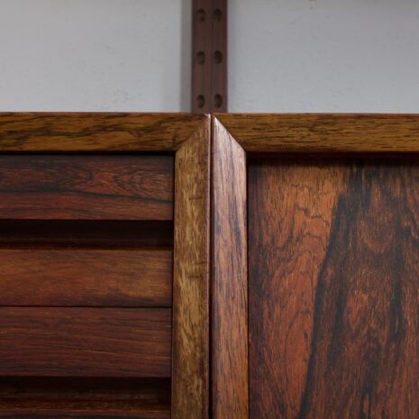 21285 Three bay Cadovius modular Danish wall unit in rosewood with 4 cabinets, exposition shelf and 6 shelves, 60s-24 Three bay Cadovius modular Danish wall unit in rosewood with cabinets exposition shelf and shelves s scaled