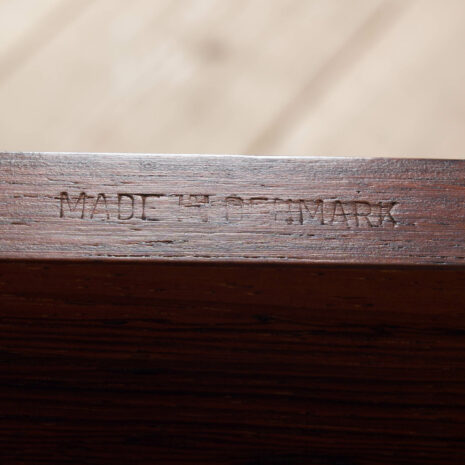 21285 Three bay Cadovius modular Danish wall unit in rosewood with 4 cabinets, exposition shelf and 6 shelves, 60s-27 Three bay Cadovius modular Danish wall unit in rosewood with cabinets exposition shelf and shelves s scaled