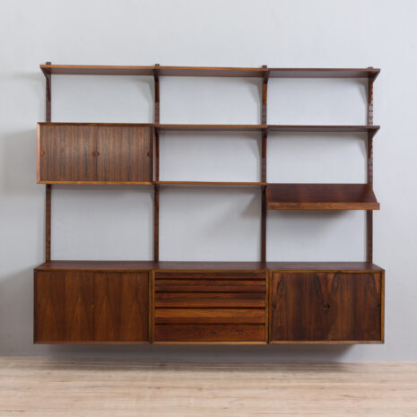 21285 Three bay Cadovius modular Danish wall unit in rosewood with 4 cabinets, exposition shelf and 6 shelves, 60s-4 Three bay Cadovius modular Danish wall unit in rosewood with cabinets exposition shelf and shelves s scaled