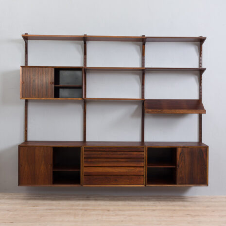 21285 Three bay Cadovius modular Danish wall unit in rosewood with 4 cabinets, exposition shelf and 6 shelves, 60s-5 Three bay Cadovius modular Danish wall unit in rosewood with cabinets exposition shelf and shelves s scaled
