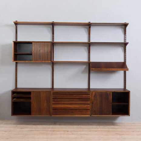 21285 Three bay Cadovius modular Danish wall unit in rosewood with 4 cabinets, exposition shelf and 6 shelves, 60s-6 Three bay Cadovius modular Danish wall unit in rosewood with cabinets exposition shelf and shelves s scaled
