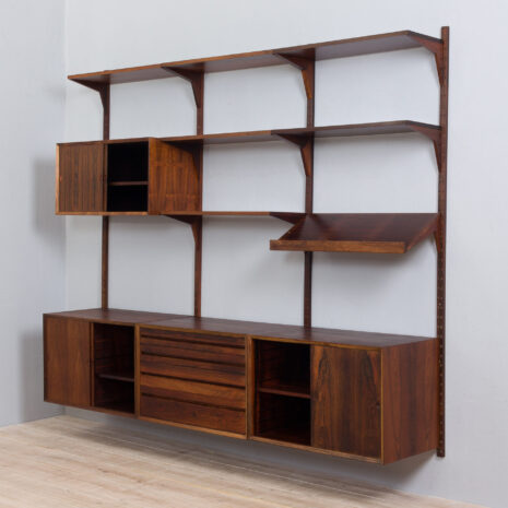 21285 Three bay Cadovius modular Danish wall unit in rosewood with 4 cabinets, exposition shelf and 6 shelves, 60s-7 Three bay Cadovius modular Danish wall unit in rosewood with cabinets exposition shelf and shelves s scaled