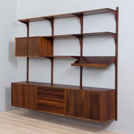 21285 Three bay Cadovius modular Danish wall unit in rosewood with 4 cabinets, exposition shelf and 6 shelves, 60s-9 Three bay Cadovius modular Danish wall unit in rosewood with cabinets exposition shelf and shelves s scaled