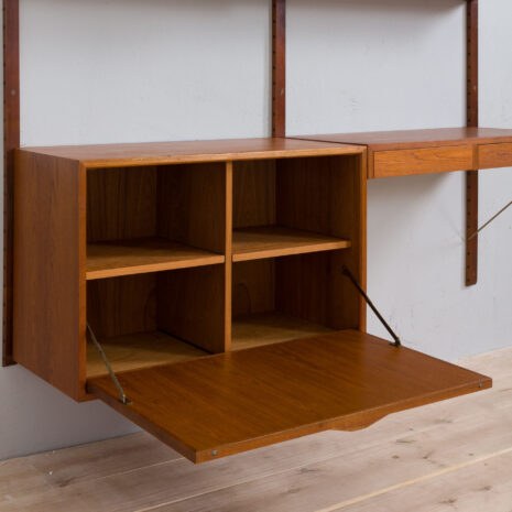 21299 2-wnękowa szafka ścienna Cadovius z biurkiem-10 Cadovius bay wall unit with a desk scaled