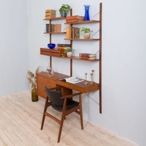 21299 Cadovius szafka wisząca 2-częściowa z biurkiem-3 Cadovius bay wall unit with a desk scaled