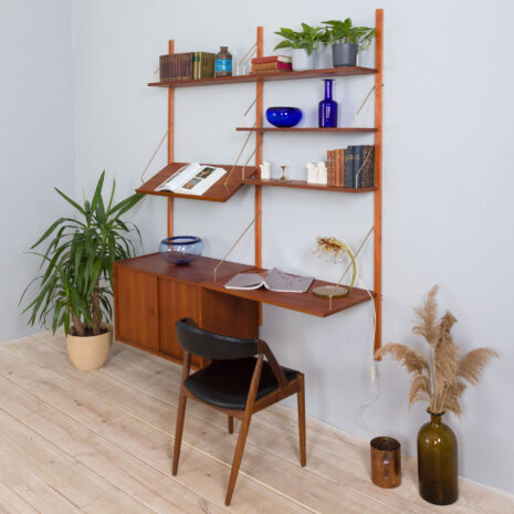 21302 Duńska modułowa szafka ścienna z biurkiem, szafką z przesuwanymi drzwiami i półką ekspozycyjną w stylu Sorensen Cadovius, lata 1960-3 Danish two bay modular wall unit with a desk sliding doors cabinet and a display shelf in Sorensen Cadovius style s scaled