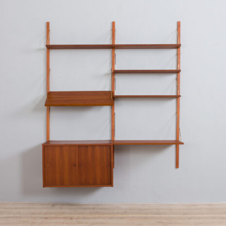 21302 Duńska modułowa szafka ścienna z biurkiem, szafką z przesuwanymi drzwiami i półką ekspozycyjną w stylu Sorensen Cadovius, lata 1960-4 Danish two bay modular wall unit with a desk sliding doors cabinet and a display shelf in Sorensen Cadovius style s scaled