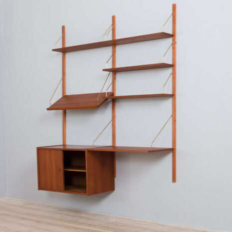 21302 Duńska modułowa szafka ścienna z biurkiem, szafką z przesuwanymi drzwiami i półką ekspozycyjną w stylu Sorensen Cadovius, lata 1960-6 Danish two bay modular wall unit with a desk sliding doors cabinet and a display shelf in Sorensen Cadovius style s scaled