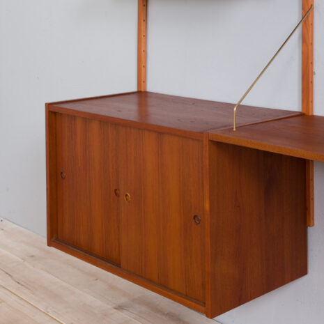 21302 Duńska modułowa szafka ścienna z biurkiem, szafką z przesuwanymi drzwiami i półką ekspozycyjną w stylu Sorensen Cadovius, lata 1960-9 Danish two bay modular wall unit with a desk sliding doors cabinet and a display shelf in Sorensen Cadovius style s scaled