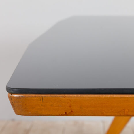 21350 Włoski stół z litego klonu z czarnym szklanym blatem w stylu Ico Parisi-10 Włoski stół z litego klonu z czarnym szklanym blatem w stylu Ico Parisi w skali