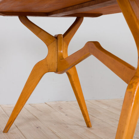 21350 Włoski stół z litego klonu z czarnym szklanym blatem w stylu Ico Parisi-11 Włoski stół z litego klonu z czarnym szklanym blatem w stylu Ico Parisi w skali