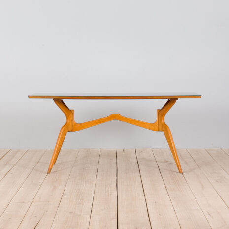 21350 Włoski stół z litego klonu z czarnym szklanym blatem w stylu Ico Parisi-3 Włoski stół z litego klonu z czarnym szklanym blatem w stylu Ico Parisi w skali