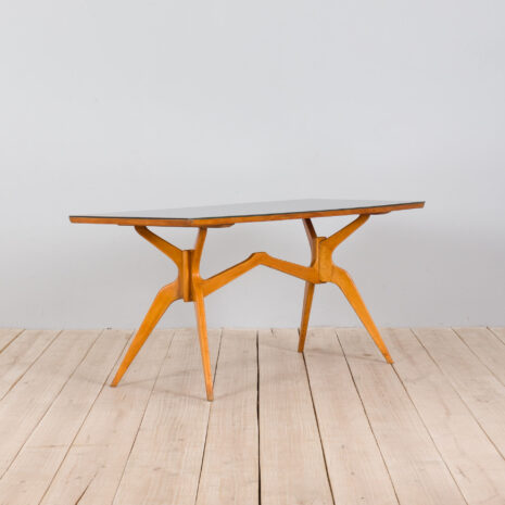 21350 Włoski stół z litego klonu z czarnym szklanym blatem w stylu Ico Parisi-4 Włoski stół z litego klonu z czarnym szklanym blatem w stylu Ico Parisi w skali