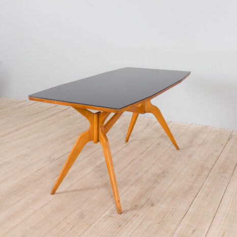 21350 Włoski stół z litego klonu z czarnym szklanym blatem w stylu Ico Parisi-7 Włoski stół z litego klonu z czarnym szklanym blatem w stylu Ico Parisi w skali