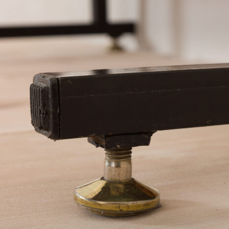 2113 Włoski regał wolnostojący z mosiężnymi nóżkami-1 Italian free standing bookcase with brass feet scaled