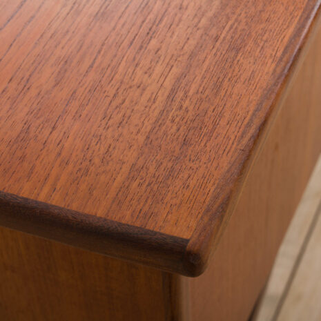 21327 Duńskie biurko z drewna tekowego z połowy wieku na rzeźbionej podstawie 1960-11 Danish mid century teak desk on sculptural base scaled