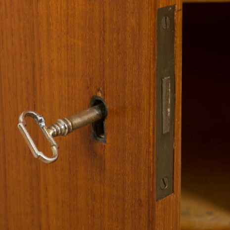 21327 Duńskie biurko z drewna tekowego z połowy wieku na rzeźbionej podstawie 1960-15 Danish mid century teak desk on sculptural base scaled