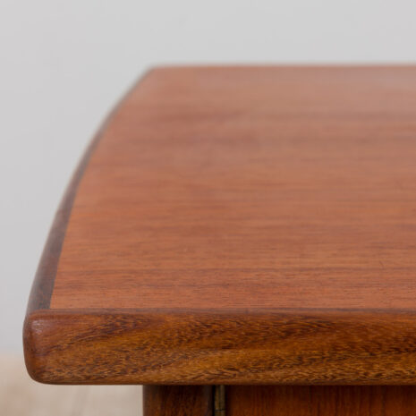 21327 Duńskie biurko z drewna tekowego z połowy wieku na rzeźbionej podstawie 1960-16 Danish mid century teak desk on sculptural base scaled