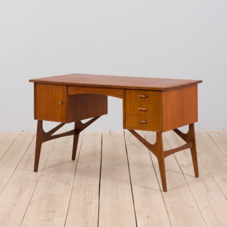 21327 Duńskie biurko z drewna tekowego z połowy wieku na rzeźbionej podstawie 1960-2 Danish mid century teak desk on sculptural base scaled