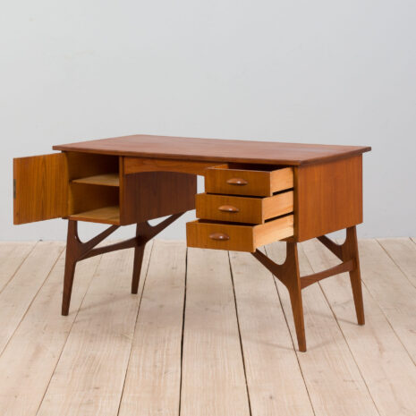 21327 Duńskie biurko z drewna tekowego z połowy wieku na rzeźbionej podstawie 1960-3 Danish mid century teak desk on sculptural base scaled