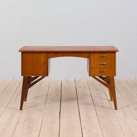 21327 Duńskie biurko z drewna tekowego z połowy wieku na rzeźbionej podstawie 1960-4 Danish mid century teak desk on sculptural base scaled