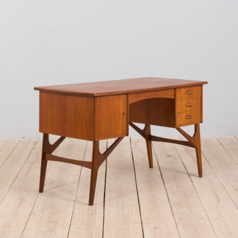 21327 Duńskie biurko z drewna tekowego z połowy wieku na rzeźbionej podstawie 1960-5 Danish mid century teak desk on sculptural base scaled