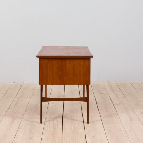 21327 Duńskie biurko z drewna tekowego z połowy wieku na rzeźbionej podstawie 1960-6 Danish mid century teak desk on sculptural base scaled