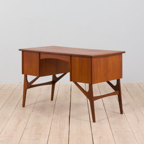 21327 Duńskie biurko z drewna tekowego z połowy wieku na rzeźbionej podstawie 1960-7 Danish mid century teak desk on sculptural base scaled