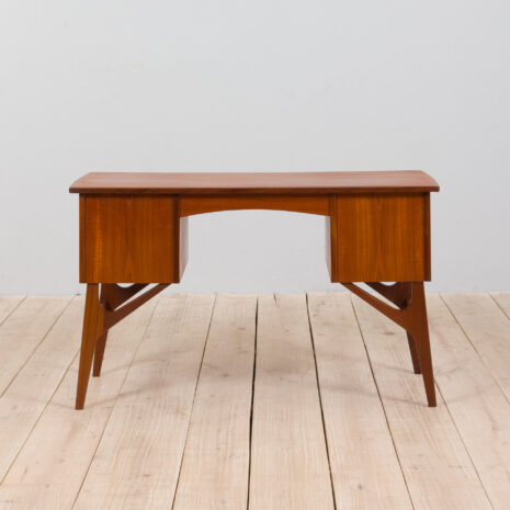 21327 Duńskie biurko z drewna tekowego z połowy wieku na rzeźbionej podstawie 1960-8 Danish mid century teak desk on sculptural base scaled
