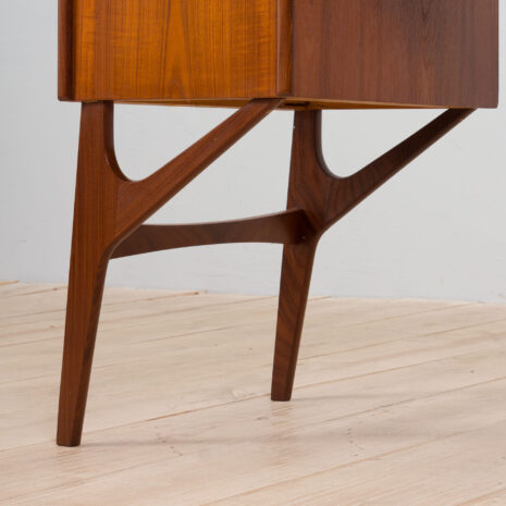 21327 Duńskie biurko z drewna tekowego z połowy wieku na rzeźbionej podstawie 1960-9 Danish mid century teak desk on sculptural base scaled