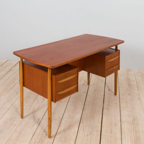 21333 Wolnostojące biurko Gunnar Nielsen z dębowymi nogami i uchwytami, Dania, lata 60. Gunnar Nielsen free standing desk with oak legs and handles Denmark s scaled