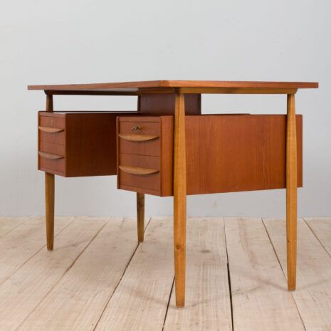 21333 Wolnostojące biurko Gunnar Nielsen z dębowymi nogami i uchwytami, Dania 1960-11 Gunnar Nielsen free standing desk with oak legs and handles Denmark s scaled