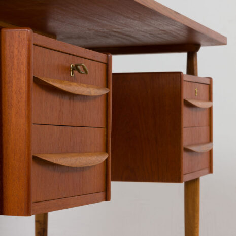 21333 Wolnostojące biurko Gunnar Nielsen z dębowymi nogami i uchwytami, Dania 1960-12 Gunnar Nielsen free standing desk with oak legs and handles Denmark s scaled