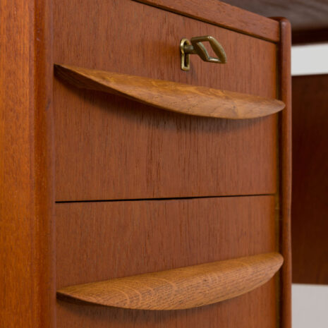 21333 Wolnostojące biurko Gunnar Nielsen z dębowymi nogami i uchwytami, Dania 1960-13 Gunnar Nielsen free standing desk with oak legs and handles Denmark s scaled