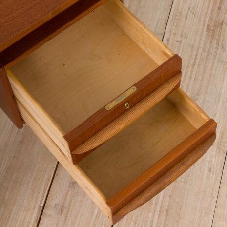 21333 Wolnostojące biurko Gunnar Nielsen z dębowymi nogami i uchwytami, Dania 1960s-15 Gunnar Nielsen free standing desk with oak legs and handles Denmark s scaled