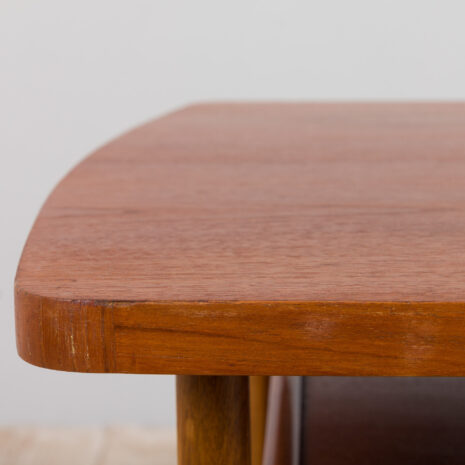 21333 Wolnostojące biurko Gunnar Nielsen z dębowymi nogami i uchwytami, Dania 1960-17 Gunnar Nielsen free standing desk with oak legs and handles Denmark s scaled