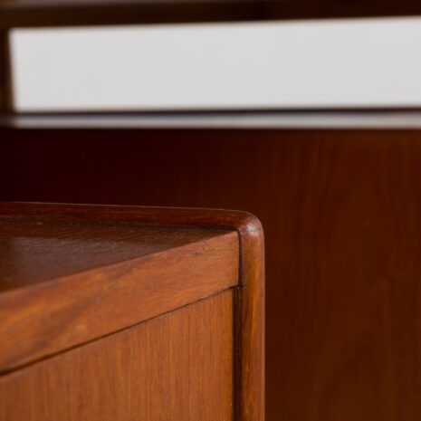 21333 Wolnostojące biurko Gunnar Nielsen z dębowymi nogami i uchwytami, Dania 1960-18 Gunnar Nielsen free standing desk with oak legs and handles Denmark s scaled