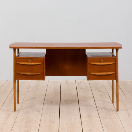 21333 Wolnostojące biurko Gunnar Nielsen z dębowymi nogami i uchwytami, Dania, lata 60. Gunnar Nielsen free standing desk with oak legs and handles Denmark s scaled