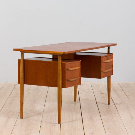 21333 Wolnostojące biurko Gunnar Nielsen z dębowymi nogami i uchwytami, Dania, lata 60. Gunnar Nielsen free standing desk with oak legs and handles Denmark s scaled