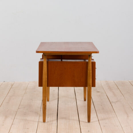 21333 Wolnostojące biurko Gunnar Nielsen z dębowymi nogami i uchwytami, Dania, lata 60. Gunnar Nielsen free standing desk with oak legs and handles Denmark s scaled