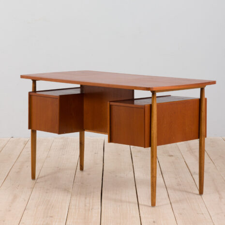 21333 Wolnostojące biurko Gunnar Nielsen z dębowymi nogami i uchwytami, Dania 1960-6 Gunnar Nielsen free standing desk with oak legs and handles Denmark s scaled