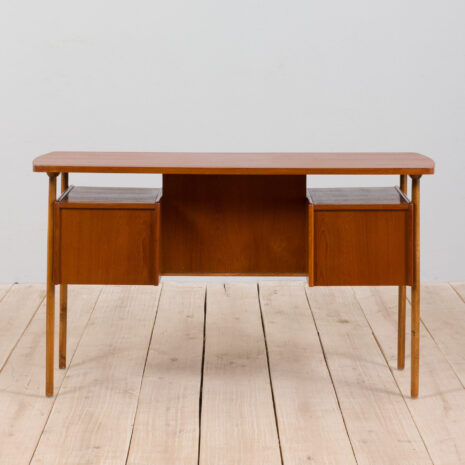 21333 Wolnostojące biurko Gunnar Nielsen z dębowymi nogami i uchwytami, Dania 1960-7 Gunnar Nielsen free standing desk with oak legs and handles Denmark s scaled